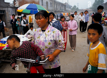 China Anhui Provinz 1990er 90er Mutter Sohn, der vom täglichen Markt zurückkehrt. Liufu Township, Menschenmassen 1998 HOMER SYKES Stockfoto