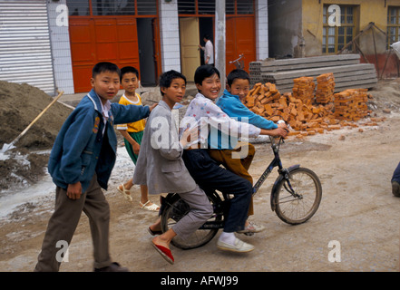 China Anhui Provinz 1990er, 90er. Liufu Dorf ländliche Gemeinschaft Chinesisch ein Kind Politik produziert hohen Anteil an Jungen 1998 HOMER SYKES Stockfoto