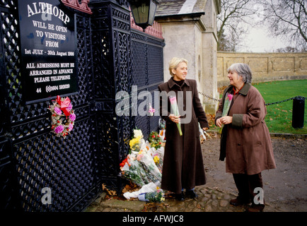 Althorp House Gutsmauer und Tor, florale Tribute von Brunnen nach dem Tod von Prinzessin Diana von Wales im Jahr 1997 UK HOMER SYKES links Stockfoto