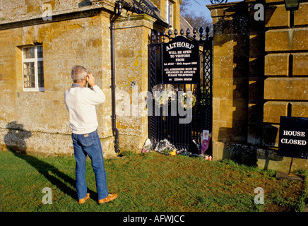 Althorp House Gutsmauer und Tor, florale Tribute von Brunnen nach dem Tod von Prinzessin Diana von Wales im Jahr 1997 UK HOMER SYKES links Stockfoto