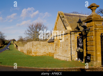 Althorp House Gutsmauer und Tor, florale Tribute von Brunnen nach dem Tod von Prinzessin Diana von Wales im Jahr 1997 UK HOMER SYKES links Stockfoto