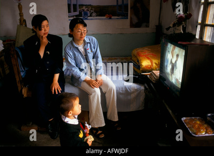 China neunziger Jahre chinesische Familie Jugendliche innerhalb Familie Haus Liufu Dorf Anhui Provinz Fernsehen. 1998 ländliche Gemeinschaft Familienleben. HOMER SYKES Stockfoto