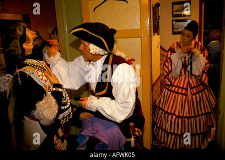 Lewes Bonfire Society, bereitet sich auf die jährliche Parade durch die Stadt vor. November 5th Bonfire Night Sussex 1990s UK HOMER SYKES Stockfoto