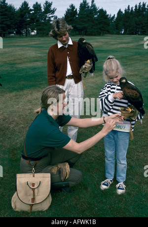 British School of Falconry in Gleneagles Schottland. Emma Ford lehrt Falconry. Mutter und Tochter. Mein Mann spielt. 1990S UK HOMER SYKES Stockfoto