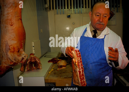 Walisischer Metzger Mountain Ash in Südwales. Tom Price in seinem Oxford Street Butchers Shop 1990er Jahre 1998 UK HOMER SYKES Stockfoto