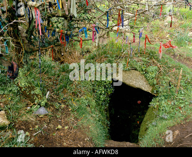 Clootie Well Cornwall UK. Wolken hängen in einem Baum über dem Eingang zum heiligen Brunnen von Sancreed. Votivopfer, um die Götter zu besänftigen. 1990er Jahre HOMER SYKES Stockfoto