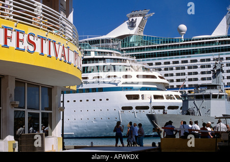 Kreuzfahrtschiffe vor Anker in Prince George Wharf im Hafen Nassau Bahamas Stockfoto