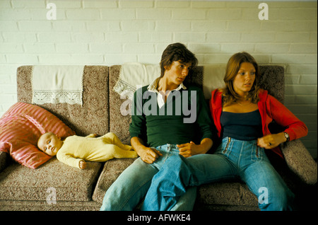 Junges Paar 1970er, UK, lässige Mode. Enge blaue Jeans, Frau in tief geschnittenem Oberteil. Mann im Rugby-Shirt. England. 1977 HOMER SYKES Stockfoto