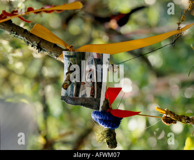 Madron Heiliger Brunnen Madron Cornwall. Votivopfer hängen von den Zweigen ein kleiner Dorn Baum 1990er Jahre Cornish Folklore heidnischen Ritual 1995 HOMER SYKES Stockfoto