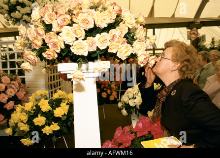 Chelsea Flower Show London 1980er Jahre.UK Frau riecht den Duft aus Eine Rosenanzeige 1984 HOMER SYKES Stockfoto