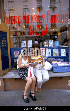 Travel Book Shop Notting Hill West London 1990er Jahre. Der Laden war bekannt und wurde in Hugh Grant Film Notting Hill. Um 1995 HOMER SYKES Stockfoto