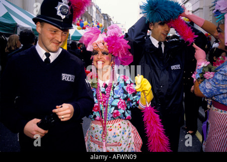 Polizisten im Dienst, die Spaß dabei haben, bei der Motcomb Street Annual Street Party Belgravia London SW1 England 1990er 1998 UK HOMER SYKES Stockfoto