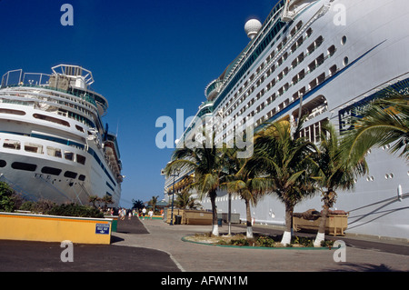 Kreuzfahrtschiffe vor Anker in Prince George Wharf im Hafen Nassau Bahamas Stockfoto