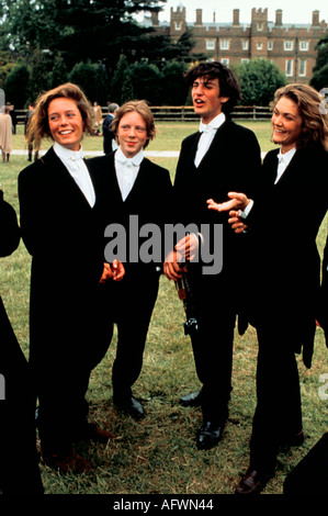 Einen Witz spielen. Eton College, Schulmädchen von der Millfield School in Somerset kleiden sich zum Spaß in ihren Brüderschuluniformen. 1990 VK Stockfoto