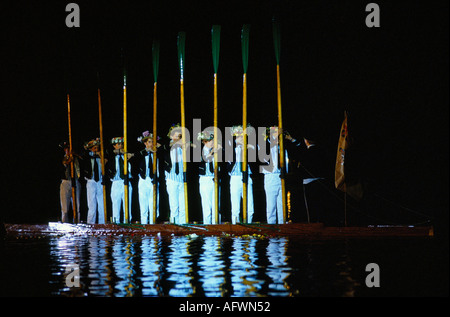 Prozession der Boote, Eton College vor Königin Mutter anlässlich des 550. Jahrestages Windsor Berkshire, 29. Mai 1990. 1990er Jahre HOMER SYKES Stockfoto