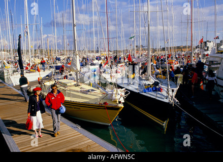 1980er Jahre UK stilvolle Paar Frau rot weiß und blau modische Mode auf Cowes Regatta Isle of Wight 1985 1980er UK HOMER SYKES Stockfoto