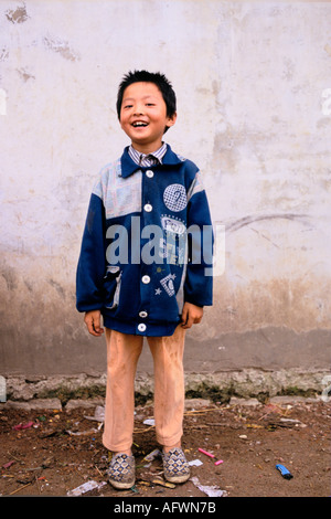 China der 1990er Jahre. Alle Jungen Liufu Dorf eine ländliche Gemeinde Anhui Provinz ungewöhnlich hohe Anteil von jungen Männern Ergebnis einer Kinderpolitik 1998 Stockfoto