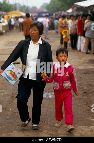 Anhui Provinz China 1990er Jahre. Liufu Dorf ländliche Gemeinschaft, Mutter Sohn Rückkehr vom Markt. Chinese One Child Policy 1998 HOMER SYKES Stockfoto