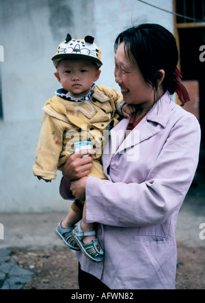 China 1990er Jahre Provinz Anhui Mutter und Sohn Portrait Dorf Liufu 1998 HOMER SYKES Stockfoto