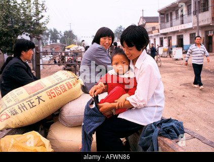 Anhui Provinz China 1990er, 90er Jahre. Liufu Dorf ländliche Gemeinschaft, Mutter Kind vom Markt zurückkehrend. Ein Kind Für China 1998 Stockfoto