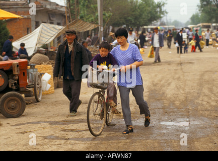 China Anhui Provinz 1990er Mutter Sohn Rückkehr vom täglichen Markt. Chinesisch ein Kind Politik alle Jungen 1998 HOMER SYKES Stockfoto