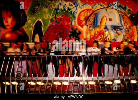 Fahrgeschäfte auf dem Festgelände. Cirencester Royal Agricultural College jährlicher Tanz zum Jahresende Gloucestershire England 1990er Mai 1995 HOMER SYKES Stockfoto