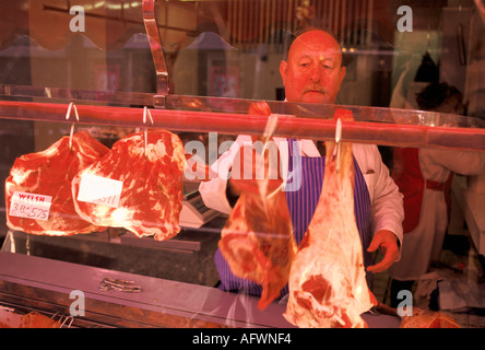 Walisischer Metzger Mountain Ash in Südwales. Tom Price in seinem Oxford Street Butchers Shop 1998 1990er UK HOMER SYKES Stockfoto