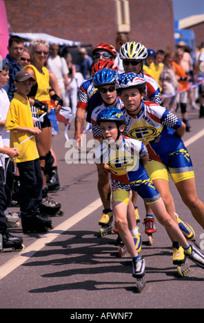 Familie team Roller Skating rolling Blading 1990 s 90 s HOMER SYKES Stockfoto