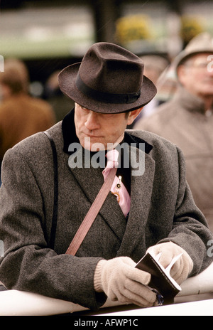 Dandy UK. Ein Mann mit braunem Tweedmantel, braunem Fedorahut, rosa Krawatte. Cheltenham Festival Pferderennen 1990er um 1995 UK HOMER SYKES Stockfoto