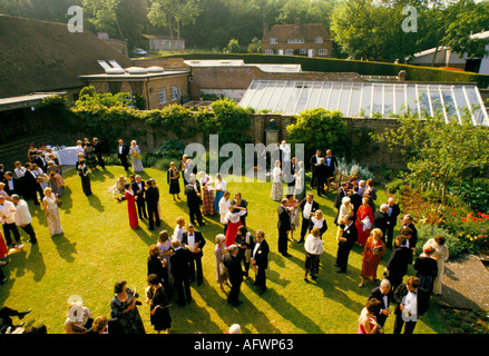 Glyndebourne Festival Opera 1980s UK. Gruppen von Opernliebhabern kleiden sich abends vor der Oper in der Nähe von Lewes, East Sussex. 1984 1980er Jahre HOMER SYKES Stockfoto