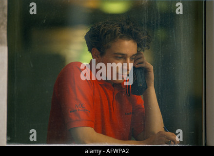 Mann auf altmodischem Handy, Retro-Telefon Stadt London, es war Dress Down Freitag 1992. Telefon im alten Backsteinstil. HOMER SYKES AUS DEN 1990ER JAHREN Stockfoto