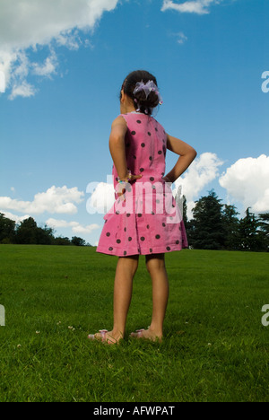 Kind trägt rosa gepunkteten Kleid Stockfoto