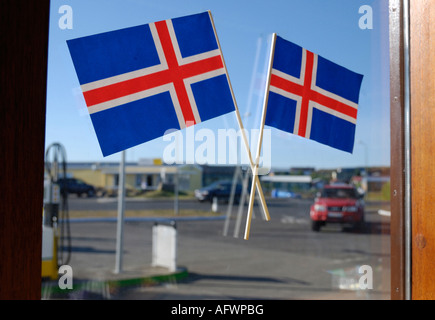 Isländische Flaggen im Fenster der Tankstelle Stykkisholmur Island Stockfoto