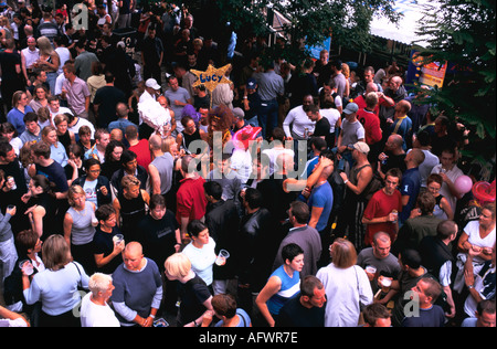 Gay-fest-Nachtschwärmer treffen sich in der Canal Street, dem Herzen des rosa Dorfes, vor dem Beginn der Parade Gayfest Manchester 90s UK 1999 HOMER SYKES Stockfoto