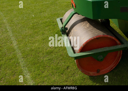 Schwere Stahlwalze, Rohr geformt, zum Abflachen Cricket-Platz Stockfoto