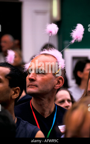 Manchester Pride Festival 1990er Gayfest UK ein Mann mit sanften rosa Fühlern beobachtet die Parade durch Manchester. 1999 HOMER SYKES Stockfoto