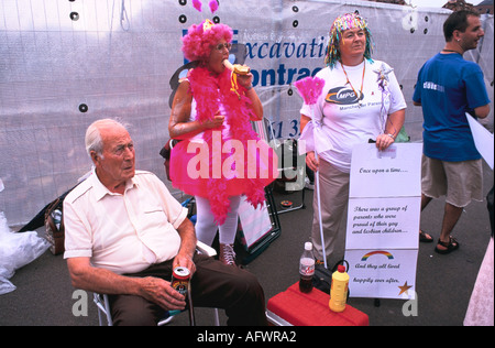 Manchester Pride Festival 1990s Gayfest UK. Manchester Elterngruppe, die ihre Kinder unterstützt, die aktiv schwul sind bei der Parade 1999 HOMER SYKES Stockfoto