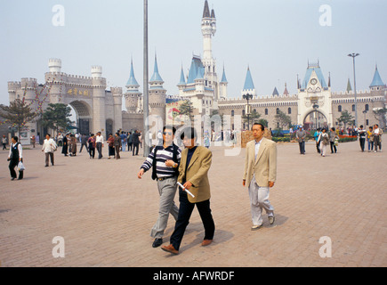 Themenpark, Tourismus in China 1990er Peking. Chinesische Touristen genießen einen Tag Sightseeing im World Park. Miniatur Disneyland 1998 HOMER SYKES Stockfoto