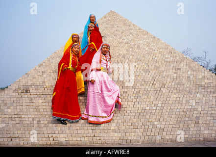 Tourismus China 1990er Peking. Chinesische Touristen genießen einen Tag Sightseeing im World Park.Jugendliche in indischen Saris gekleidet Pyramide Ägypten 1998 Stockfoto