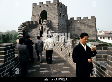 Chinesische Touristen besuchen die Chinesische Mauer, 1990er Beijing Themenpark namens World Park.1998 HOMER SYKES Stockfoto