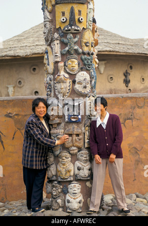 1990er Peking China, World Park. Chinesische Chinesin mit Totem-Pol in einem so genannten afrikanischen Dorf. 1998 HOMER SYKES Stockfoto