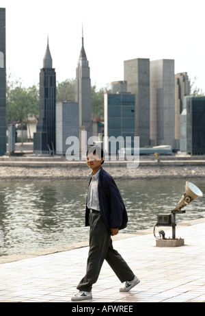 Chinesischer Tourist im World Park Beijing China. Manhattan mit Twin Towers 1990s HOMER SYKES Stockfoto