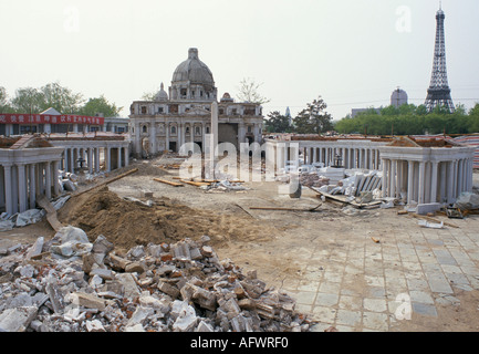 1990er Peking China, der Weltpark. Petersplatz Rom, Italien, wird wieder aufgebaut. Der Eiffelturm Paris 1998 HOMER SYKES Stockfoto