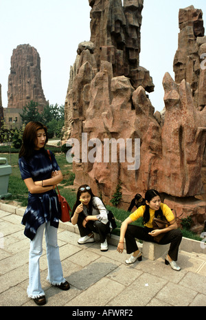 Tourismus China 1990er Peking. Chinesische Touristen genießen einen Tag Sightseeing im World Park. Modische Teenager 1998 HOMER SYKES Stockfoto