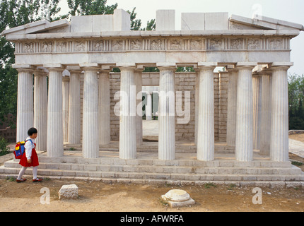 Tourismus China 1990er Peking. Chinesisches Kind genießen Sie einen Tag Sightseeing im World Park Miniatur Parthenon Athen Griechenland 1998 HOMER SYKES Stockfoto