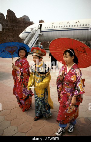 1990er Peking China, der Weltpark.Chinesisches Teenager junges Mädchen in der Tracht der chinesischen Kaiser gekleidet 1998 HOMER SYKES Stockfoto