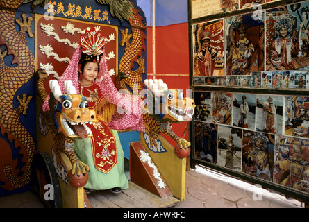 1990er Peking China, der Weltpark.Chinesisches Teenager junges Mädchen in der Tracht der chinesischen Kaiser gekleidet 1998 HOMER SYKES Stockfoto