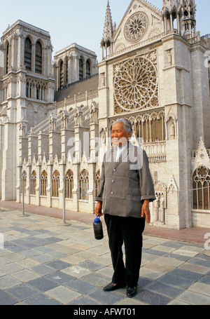 1990er Peking China, World Park. Eine chinesische Touristin posiert für ein Foto vor einer Miniatur Kathedrale Notre Dame Paris 1998 HOMER SYKES Stockfoto