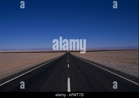 Weg in die Atacama Wüste Chile Südamerika von Calama nach San Pedro de Atacama 2000s HOMER SYKES Stockfoto