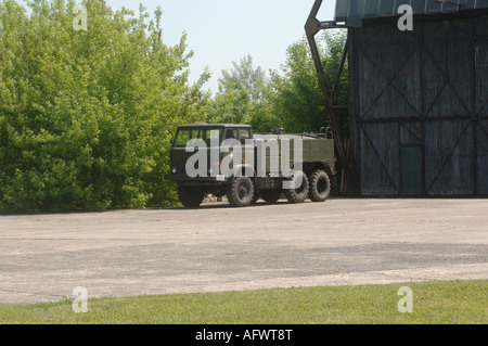 Grüne Militärstil LKW geparkt auf dem Vorfeld des polnischen Flughafen Stockfoto